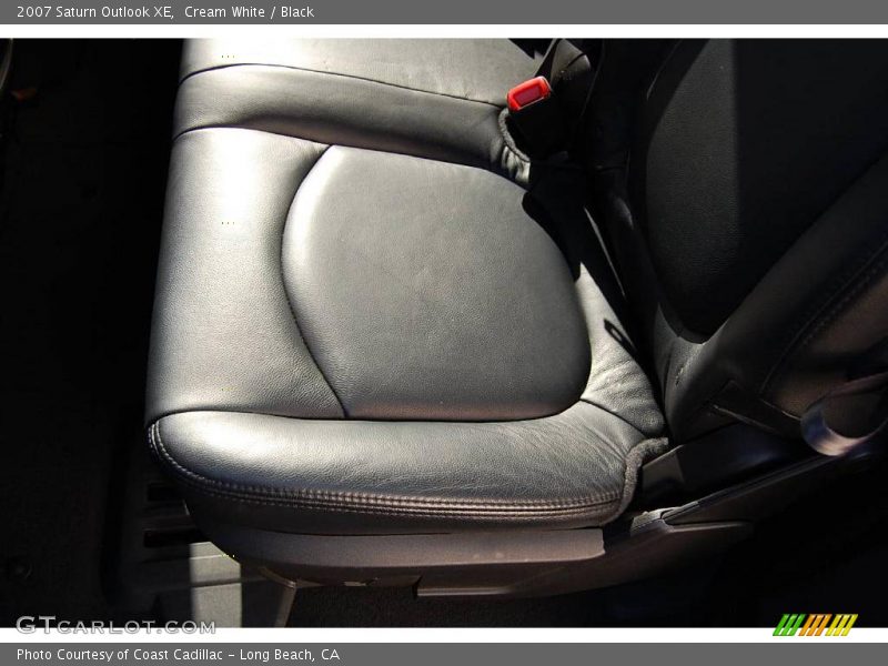 Cream White / Black 2007 Saturn Outlook XE