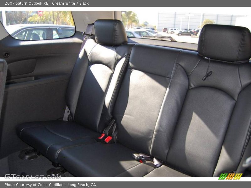 Cream White / Black 2007 Saturn Outlook XE