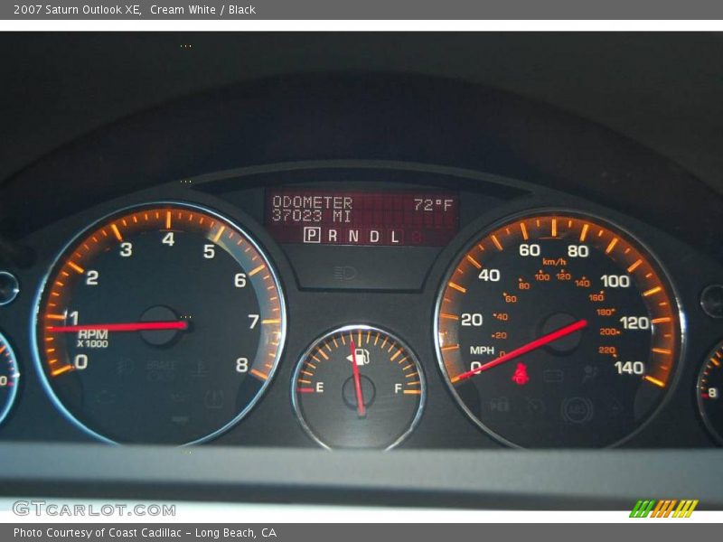 Cream White / Black 2007 Saturn Outlook XE