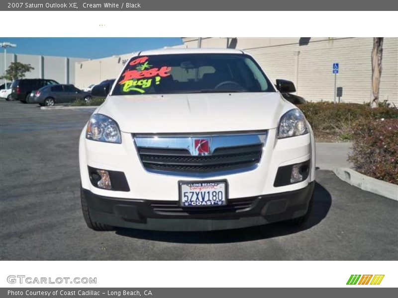 Cream White / Black 2007 Saturn Outlook XE