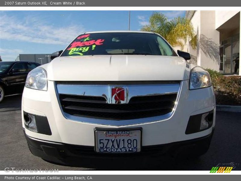 Cream White / Black 2007 Saturn Outlook XE