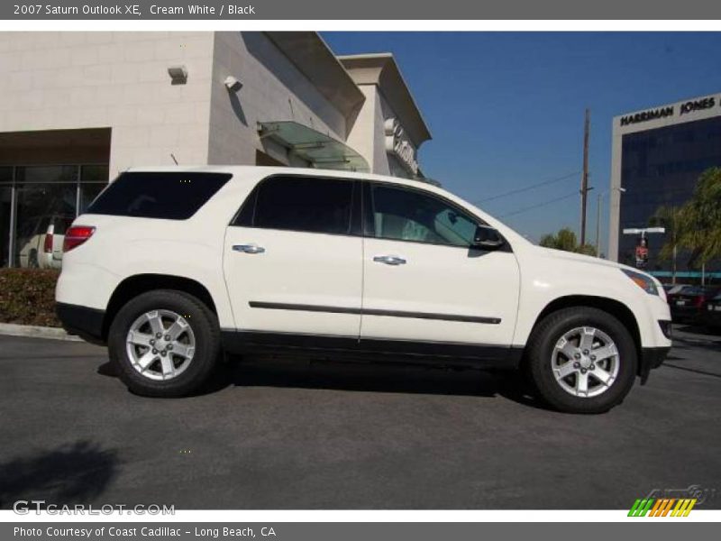 Cream White / Black 2007 Saturn Outlook XE