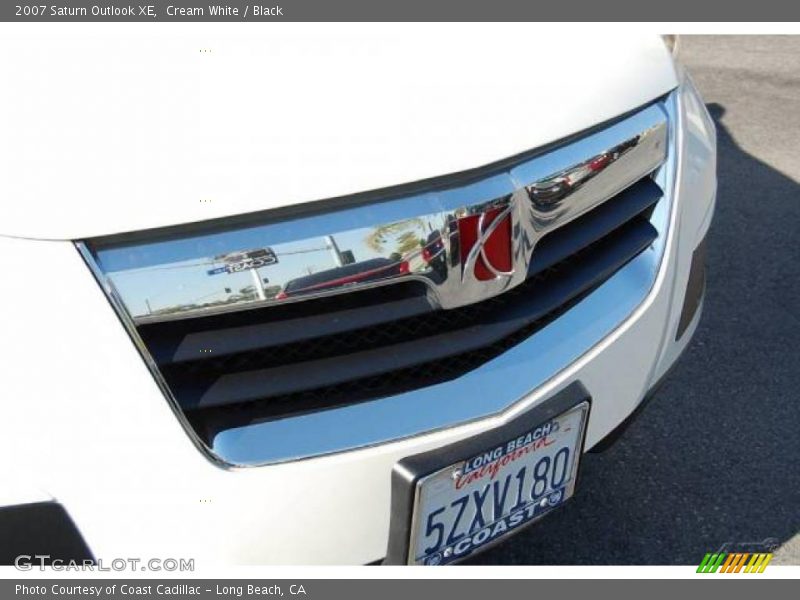 Cream White / Black 2007 Saturn Outlook XE