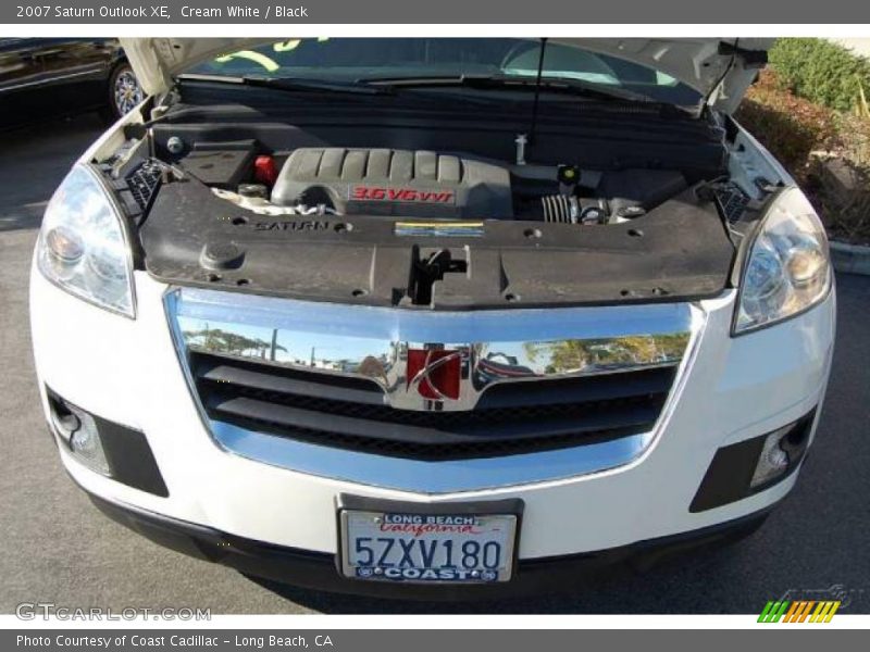 Cream White / Black 2007 Saturn Outlook XE