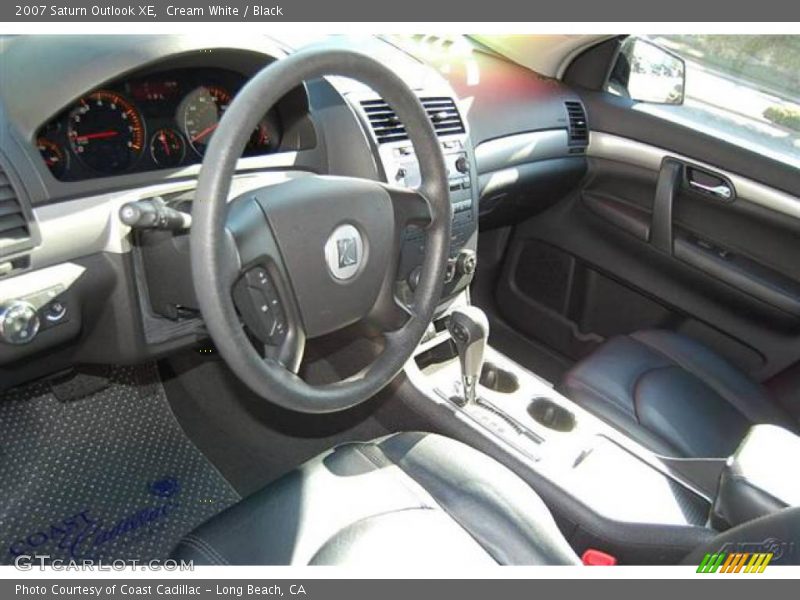Cream White / Black 2007 Saturn Outlook XE