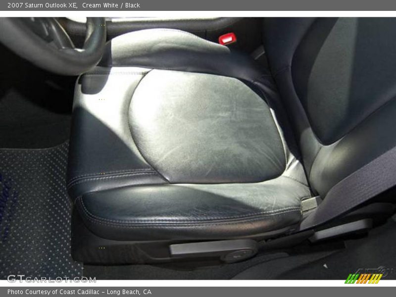 Cream White / Black 2007 Saturn Outlook XE