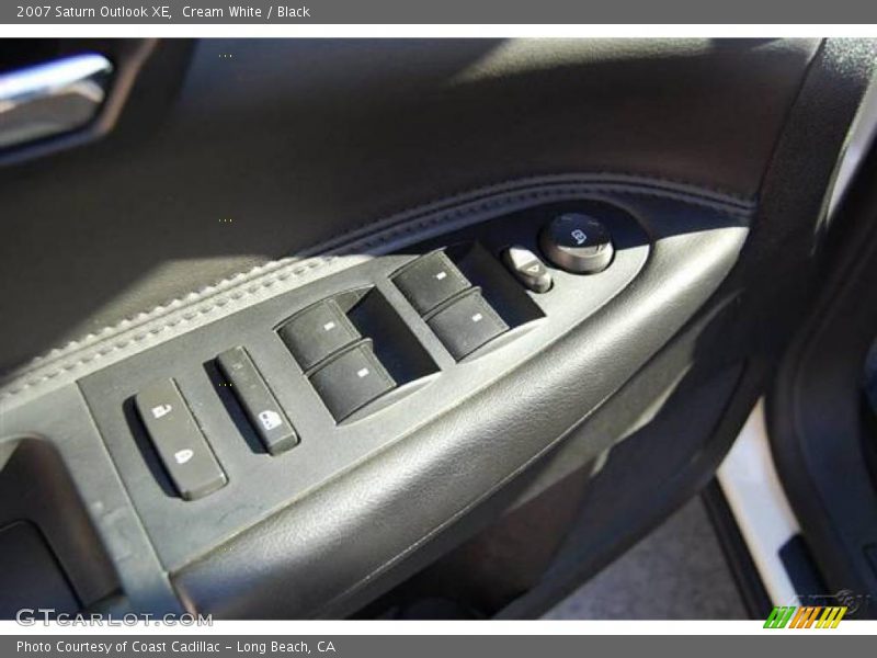 Cream White / Black 2007 Saturn Outlook XE