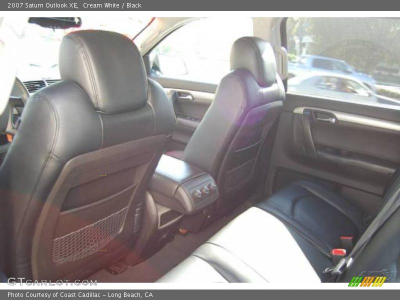 Cream White / Black 2007 Saturn Outlook XE