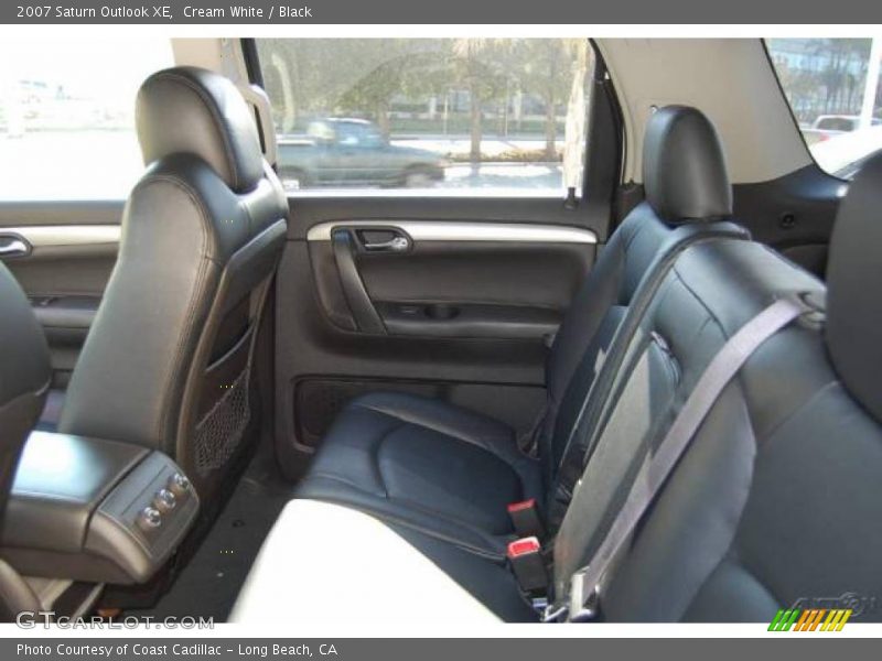 Cream White / Black 2007 Saturn Outlook XE