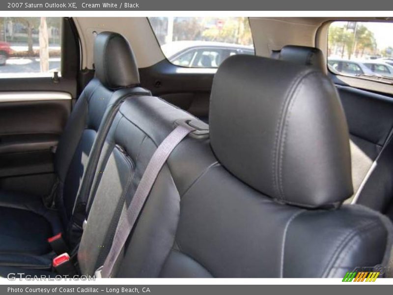 Cream White / Black 2007 Saturn Outlook XE