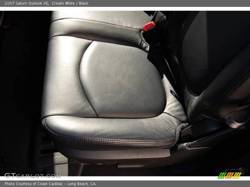 Cream White / Black 2007 Saturn Outlook XE
