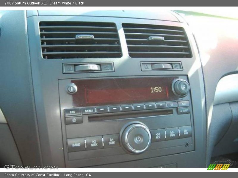 Cream White / Black 2007 Saturn Outlook XE