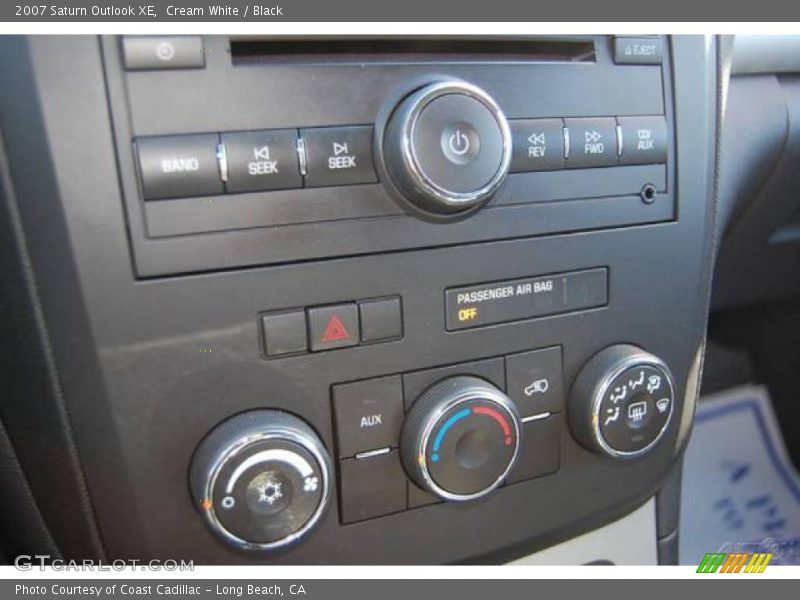 Cream White / Black 2007 Saturn Outlook XE