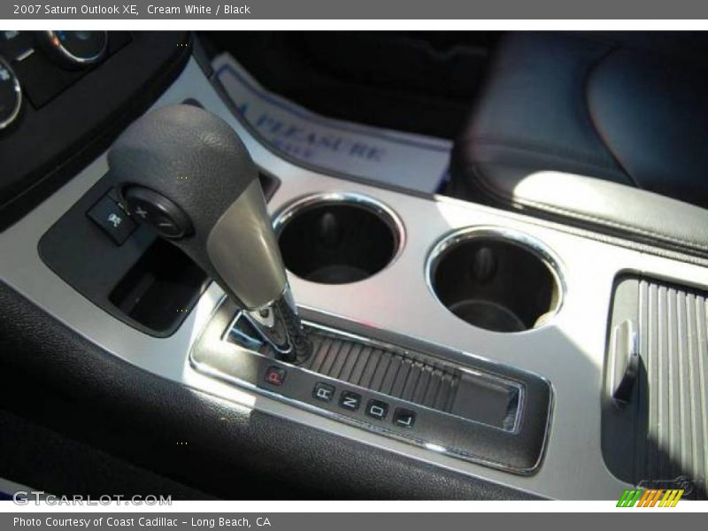 Cream White / Black 2007 Saturn Outlook XE