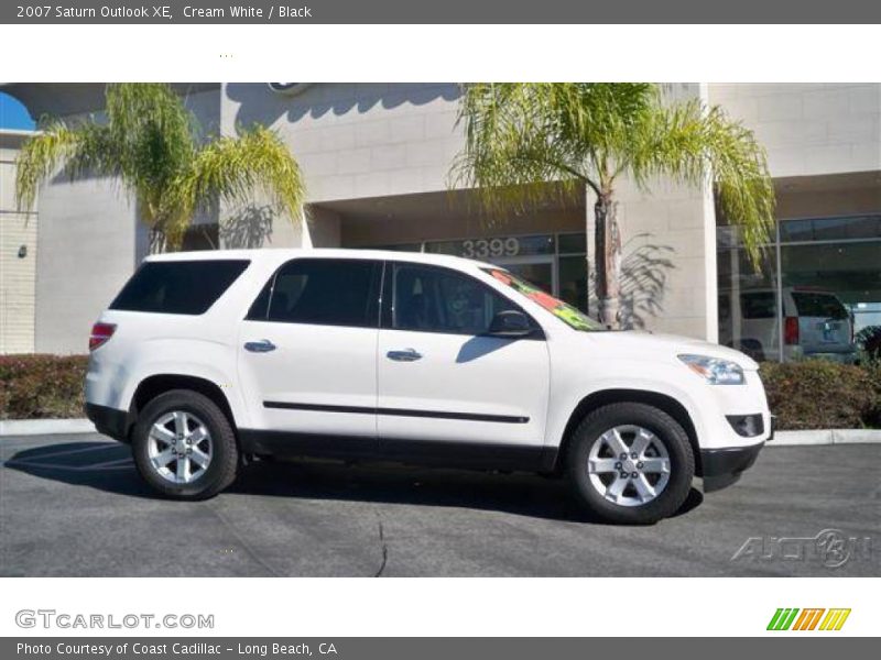 Cream White / Black 2007 Saturn Outlook XE