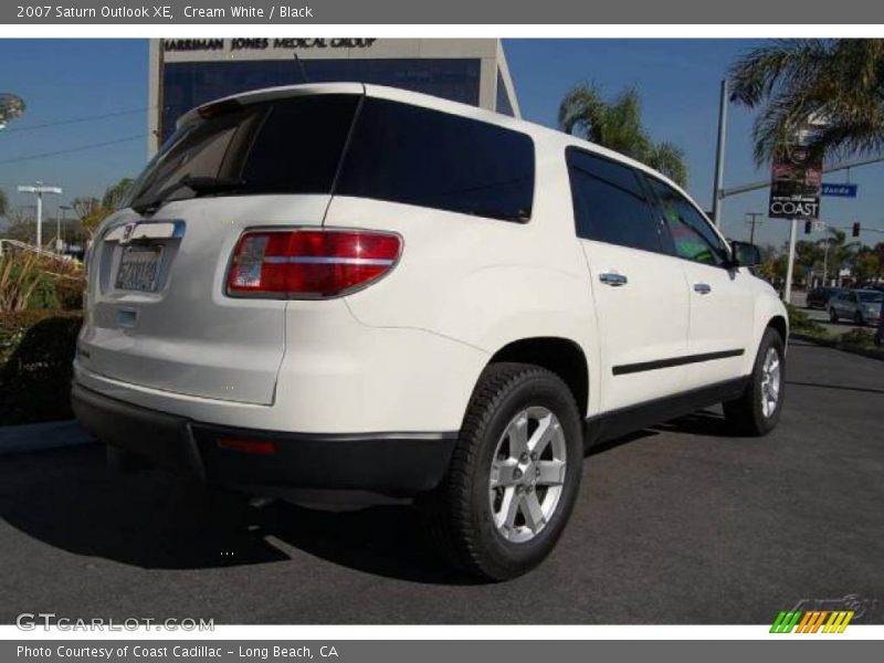 Cream White / Black 2007 Saturn Outlook XE