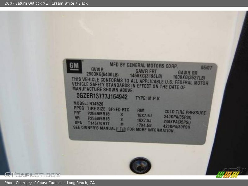Cream White / Black 2007 Saturn Outlook XE
