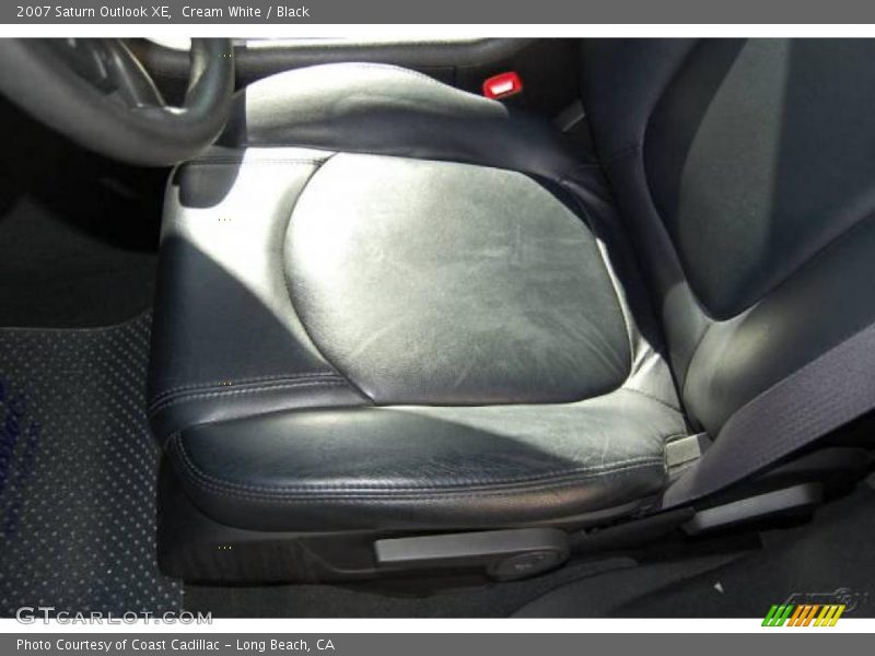 Cream White / Black 2007 Saturn Outlook XE