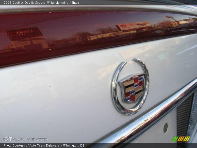 White Lightning / Shale 2005 Cadillac DeVille Sedan