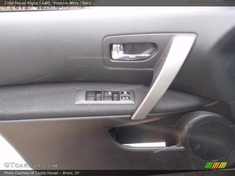 Phantom White / Black 2009 Nissan Rogue S AWD