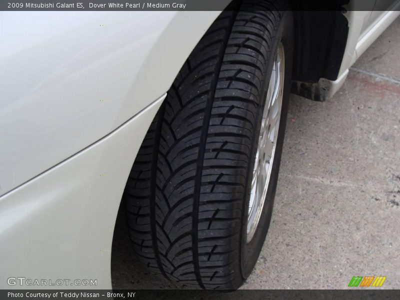 Dover White Pearl / Medium Gray 2009 Mitsubishi Galant ES