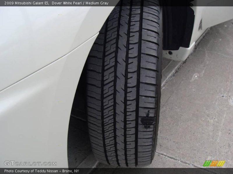 Dover White Pearl / Medium Gray 2009 Mitsubishi Galant ES