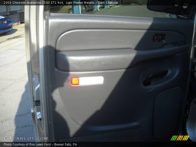 Light Pewter Metallic / Dark Charcoal 2003 Chevrolet Avalanche 1500 Z71 4x4