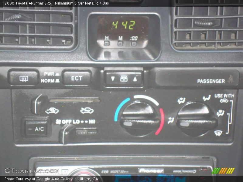 Millennium Silver Metallic / Oak 2000 Toyota 4Runner SR5