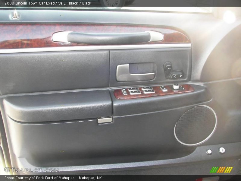 Black / Black 2008 Lincoln Town Car Executive L