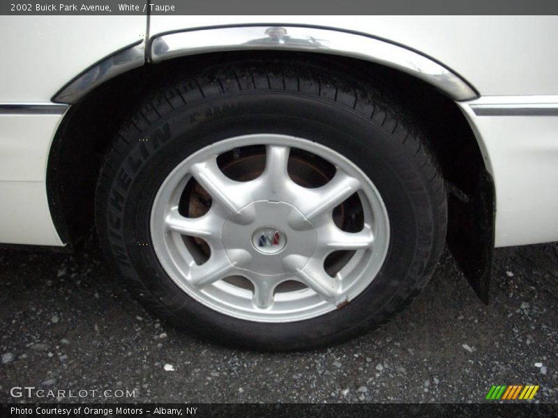 White / Taupe 2002 Buick Park Avenue