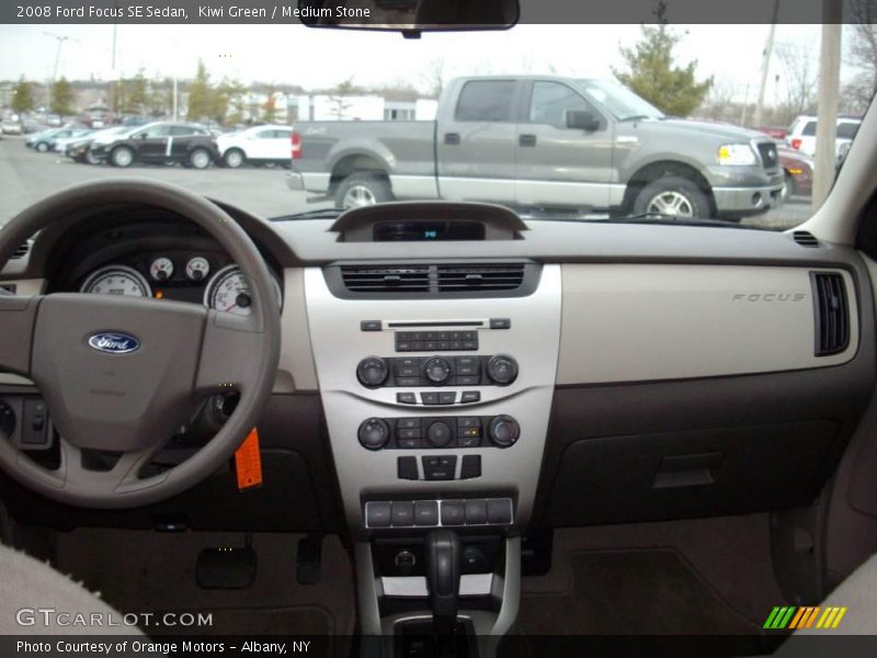 Kiwi Green / Medium Stone 2008 Ford Focus SE Sedan
