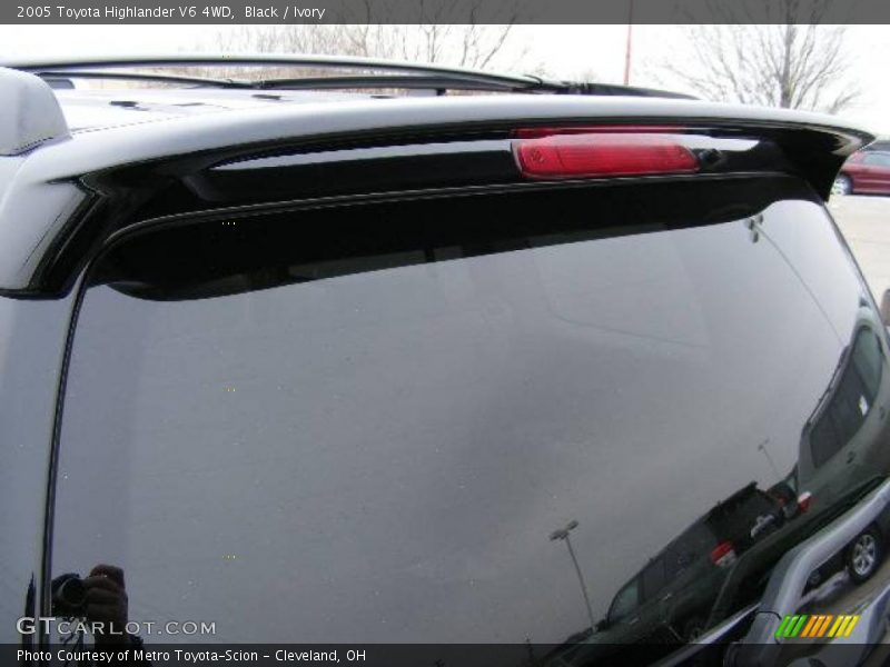 Black / Ivory 2005 Toyota Highlander V6 4WD