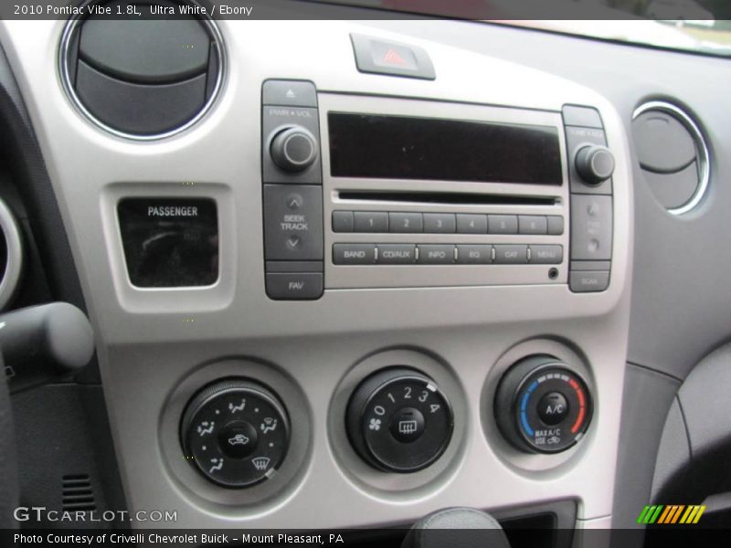 Ultra White / Ebony 2010 Pontiac Vibe 1.8L