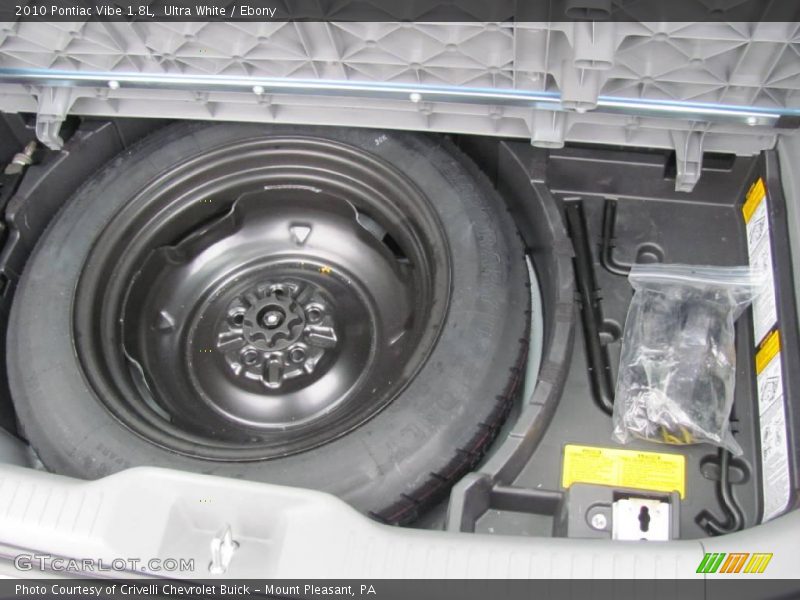 Ultra White / Ebony 2010 Pontiac Vibe 1.8L