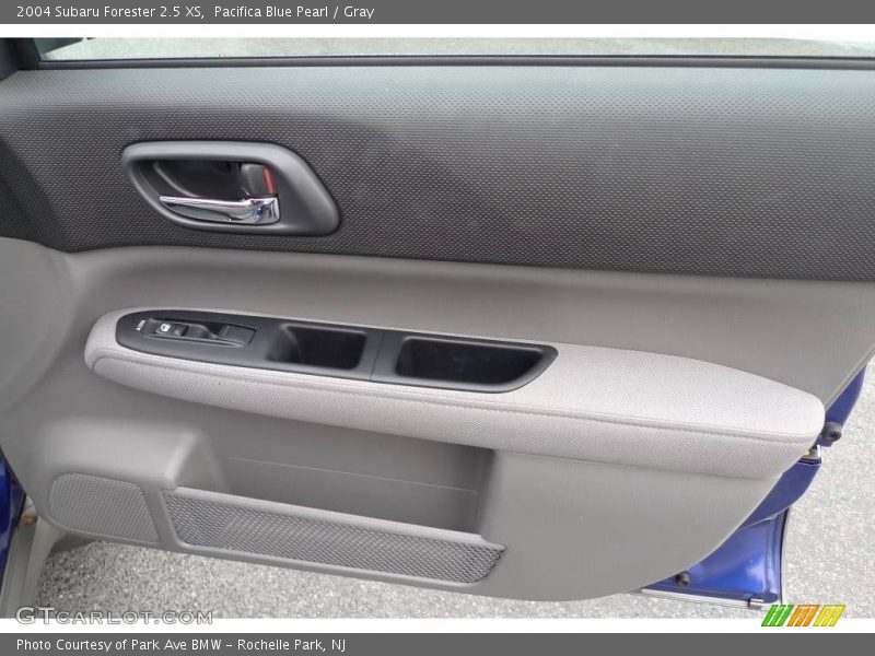 Pacifica Blue Pearl / Gray 2004 Subaru Forester 2.5 XS