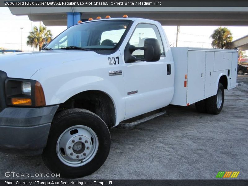 Oxford White / Medium Flint 2006 Ford F350 Super Duty XL Regular Cab 4x4 Chassis