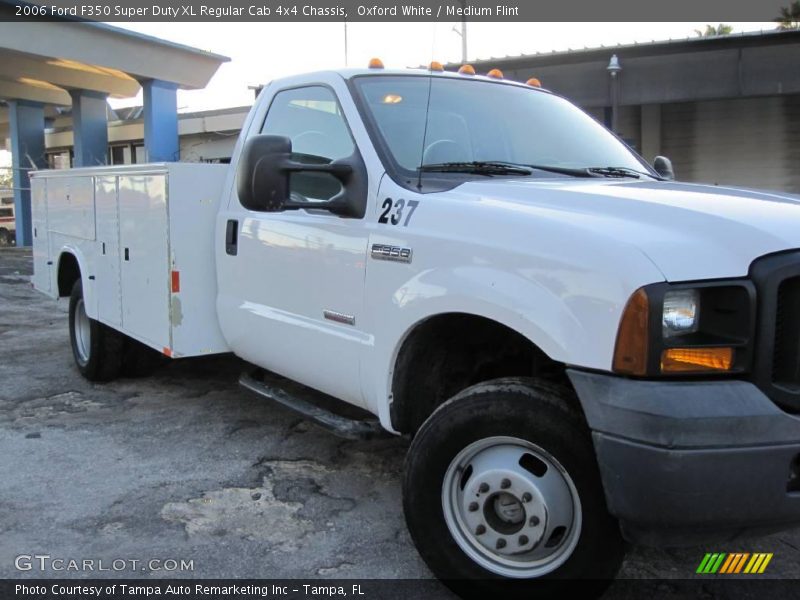 Oxford White / Medium Flint 2006 Ford F350 Super Duty XL Regular Cab 4x4 Chassis