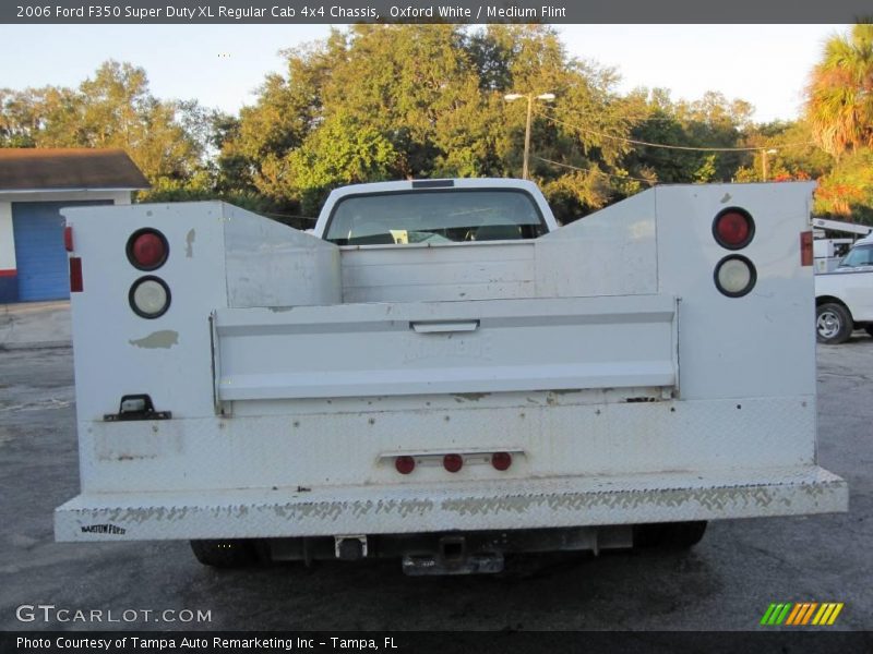 Oxford White / Medium Flint 2006 Ford F350 Super Duty XL Regular Cab 4x4 Chassis