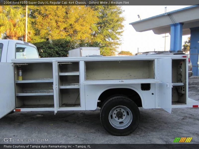 Oxford White / Medium Flint 2006 Ford F350 Super Duty XL Regular Cab 4x4 Chassis