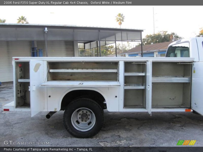 Oxford White / Medium Flint 2006 Ford F350 Super Duty XL Regular Cab 4x4 Chassis