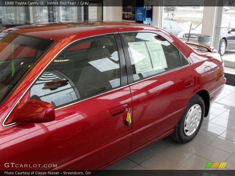 Sunfire Red Pearl / Gray 1998 Toyota Camry LE