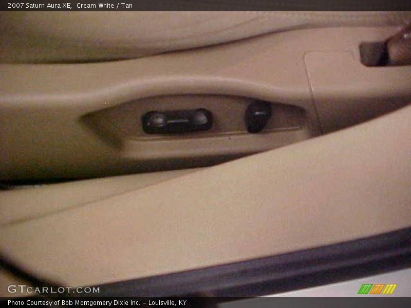 Cream White / Tan 2007 Saturn Aura XE