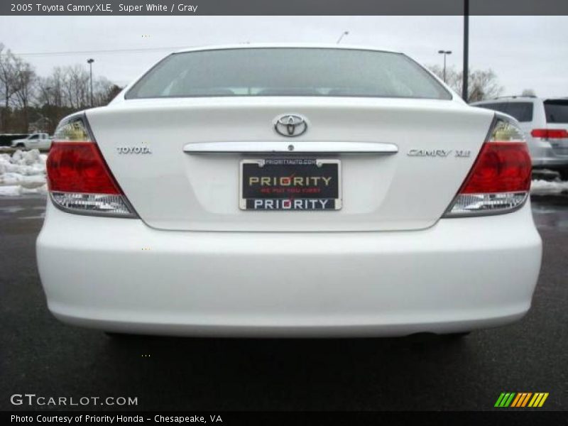 Super White / Gray 2005 Toyota Camry XLE