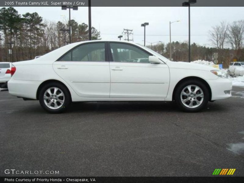 Super White / Gray 2005 Toyota Camry XLE