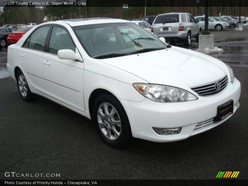 Super White / Gray 2005 Toyota Camry XLE