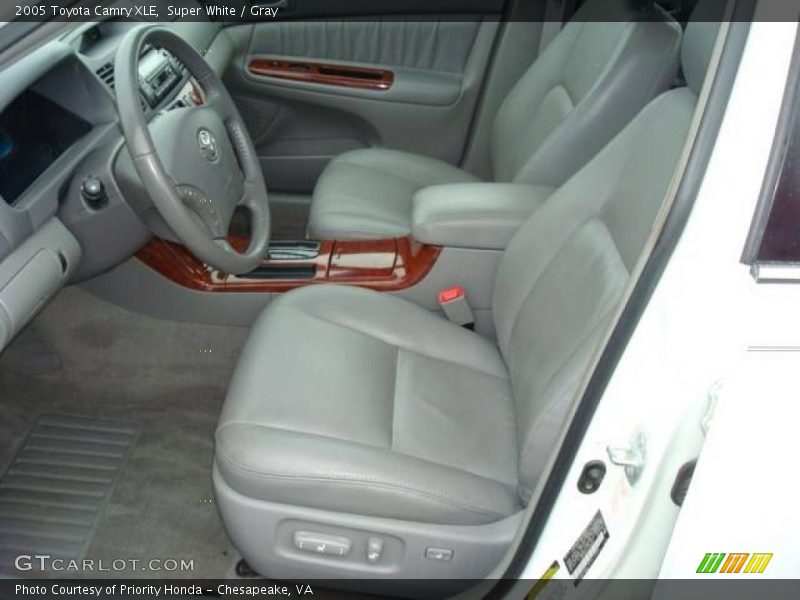 Super White / Gray 2005 Toyota Camry XLE