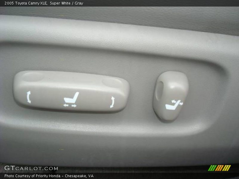 Super White / Gray 2005 Toyota Camry XLE