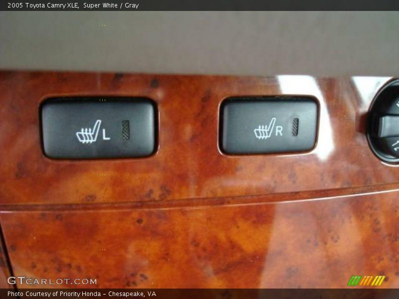 Super White / Gray 2005 Toyota Camry XLE