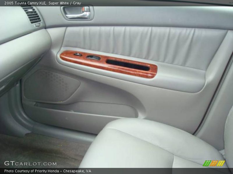 Super White / Gray 2005 Toyota Camry XLE