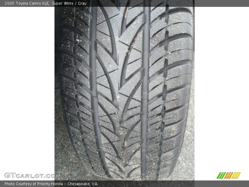 Super White / Gray 2005 Toyota Camry XLE